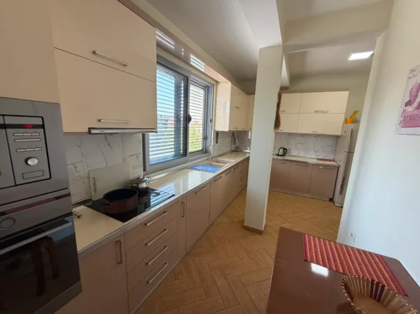 Tirane, jepet me qera apartament 3+1 Kati 2, 1.000 € (21 dhjetori)
