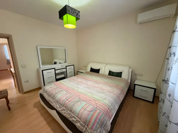 Tirane, jepet me qera apartament 3+1 Kati 2, 1.000 € (21 dhjetori)