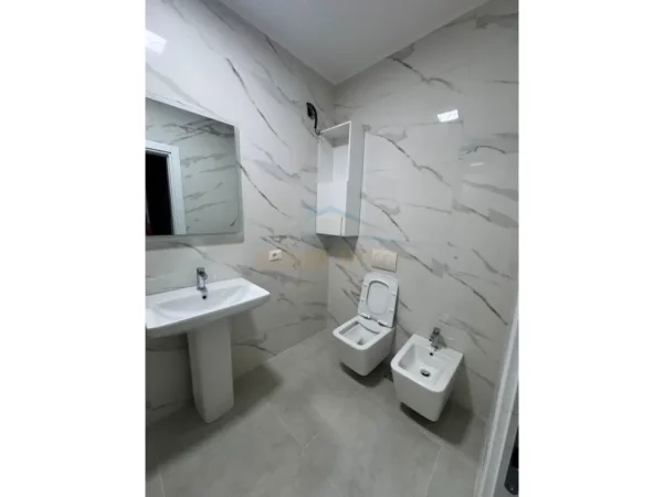 Tirane, jepet me qera apartament 1+1+Ballkon Kati 4, 66 m² 600 € (Jordan Misja)