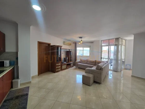 Tirane, jepet me qera apartament 2+1+Ballkon Kati 9, 120 m² 650 € (Rruga e barrikadave)