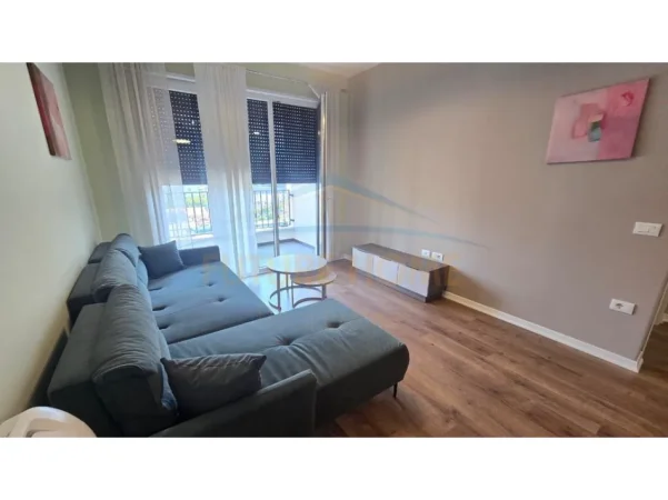 Tirane, jepet me qera apartament 1+1+Ballkon Kati 8, 70 m² 500 € (Tirana Uptown)
