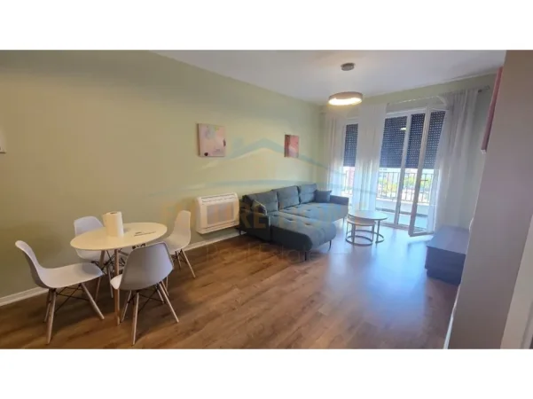 Tirane, jepet me qera apartament 1+1+Ballkon Kati 8, 70 m² 500 € (Tirana Uptown)