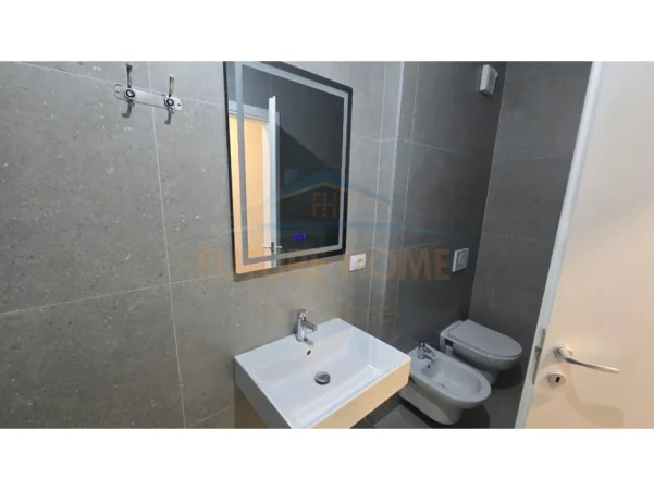 Tirane, jepet me qera apartament 1+1+Ballkon Kati 8, 70 m² 500 € (Tirana Uptown)