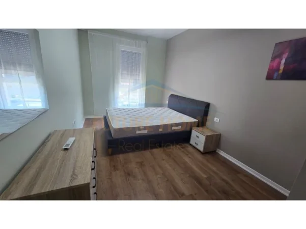 Tirane, jepet me qera apartament 1+1+Ballkon Kati 8, 70 m² 500 € (Tirana Uptown)