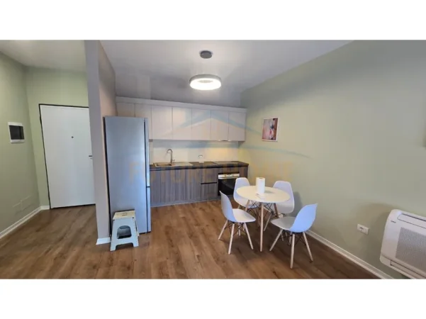 Tirane, jepet me qera apartament 1+1+Ballkon Kati 8, 70 m² 500 € (Tirana Uptown)