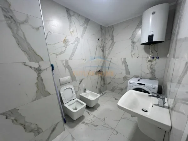 Tirane, jepet me qera apartament 1+1+Ballkon Kati 4, 66 m² 500 € (Jordan Misja)