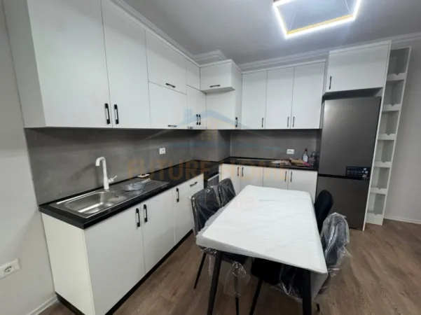 Tirane, jepet me qera apartament 2+1+Ballkon Kati 4, 107 m² 700 € (Kompleksi Ndregjoni)