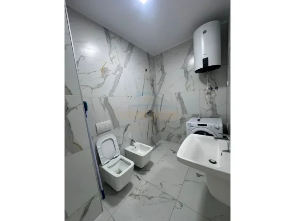 Tirane, jepet me qera apartament 2+1+Ballkon Kati 4, 107 m² 700 € (Kompleksi Ndregjoni)