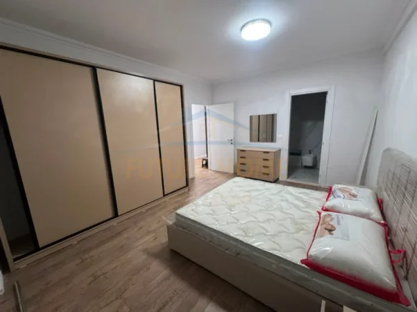 Tirane, jepet me qera apartament 2+1+Ballkon Kati 4, 107 m² 700 € (Kompleksi Ndregjoni)