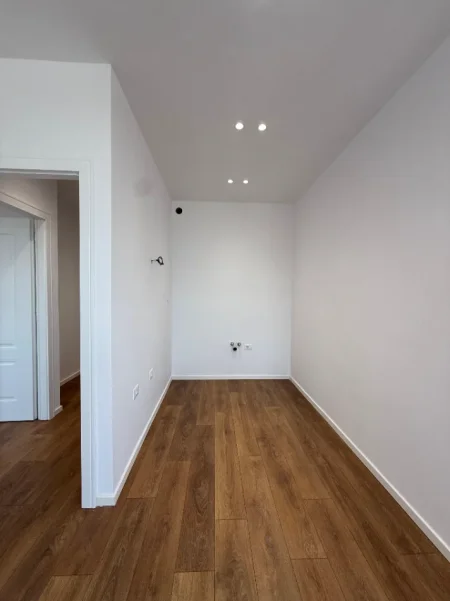 Tirane, shitet apartament 1+1+Ballkon Kati 5, 56 m² 143.000 € (Ish Stacioni i fundit i Tiranes se Re)