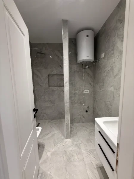 Tirane, shitet apartament 1+1+Ballkon Kati 5, 56 m² 143.000 € (Ish Stacioni i fundit i Tiranes se Re)