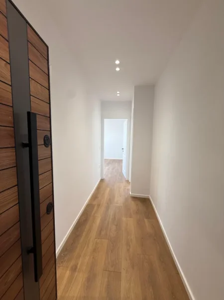Tirane, shitet apartament 1+1+Ballkon Kati 5, 56 m² 143.000 € (Ish Stacioni i fundit i Tiranes se Re)