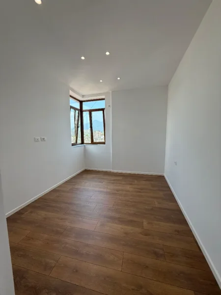Tirane, shitet apartament 2+1+Ballkon Kati 5, 86 m² 198.000 € (Ish Stacioni i fundit i Tiranes se Re)