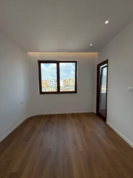 Tirane, shitet apartament 2+1+Ballkon Kati 5, 86 m² 198.000 € (Ish Stacioni i fundit i Tiranes se Re)