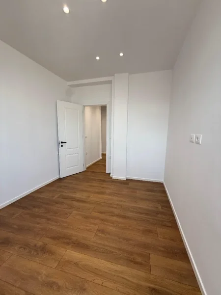Tirane, shitet apartament 2+1+Ballkon Kati 5, 86 m² 198.000 € (Ish Stacioni i fundit i Tiranes se Re)
