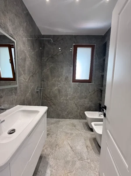 Tirane, shitet apartament 2+1+Ballkon Kati 5, 86 m² 198.000 € (Ish Stacioni i fundit i Tiranes se Re)