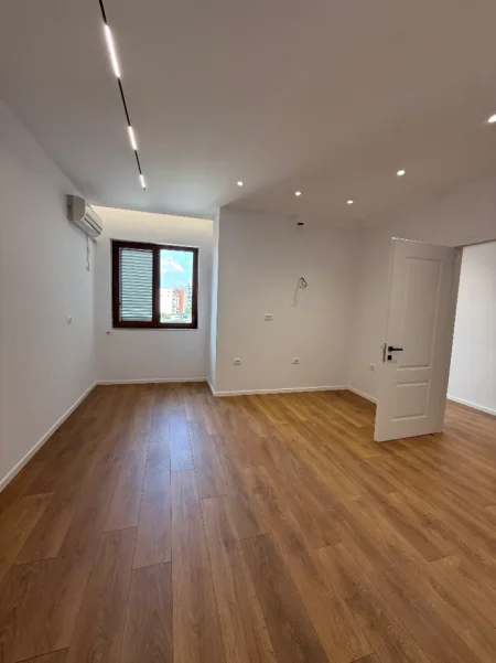 Tirane, shitet apartament 2+1+Ballkon Kati 5, 86 m² 198.000 € (Ish Stacioni i fundit i Tiranes se Re)