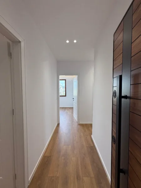 Tirane, shitet apartament 2+1+Ballkon Kati 5, 86 m² 198.000 € (Ish Stacioni i fundit i Tiranes se Re)