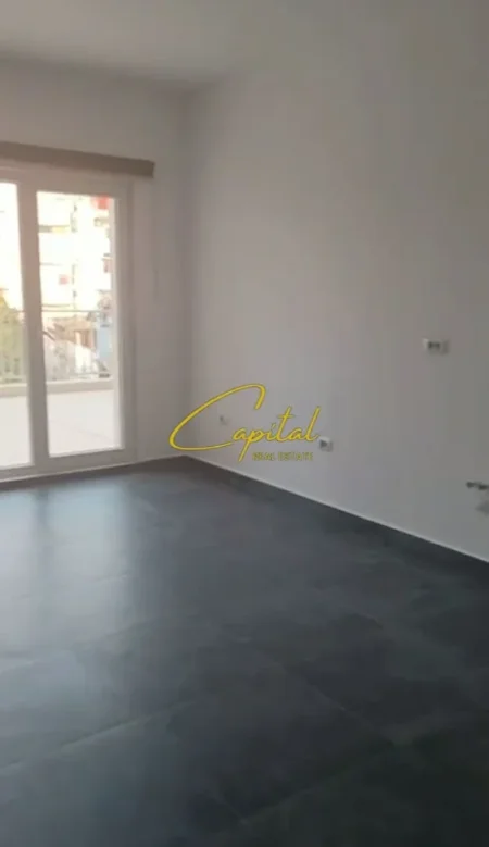 Tirane, jepet me qera ambjent biznesi Kati 1, 95 m² 1.000 € (ZOGU I ZI)