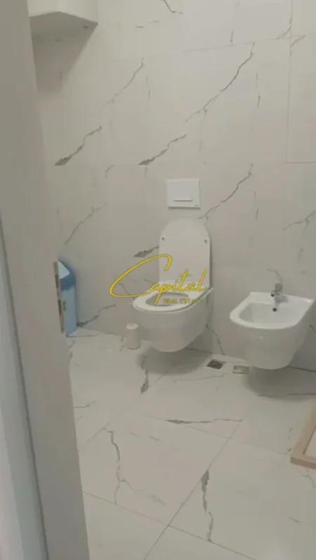 Tirane, jepet me qera ambjent biznesi Kati 1, 95 m² 1.000 € (ZOGU I ZI)