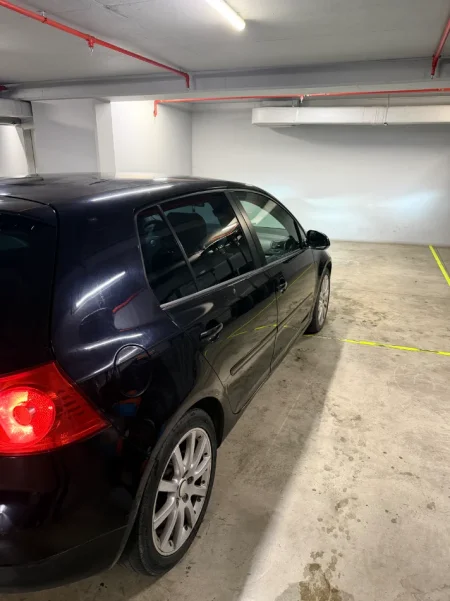 Tirane, shes makine VW Golf 5 TDI Nafte, e zeze manuale Kondicioner 210.000 km 2.500 €