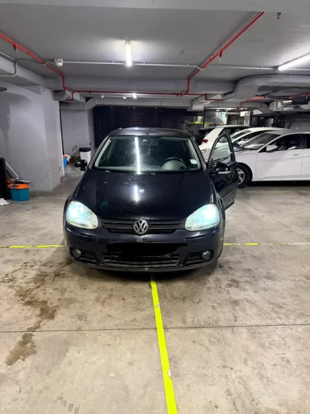 Tirane, shes makine VW Golf 5 TDI Nafte, e zeze manuale Kondicioner 210.000 km 2.500 €