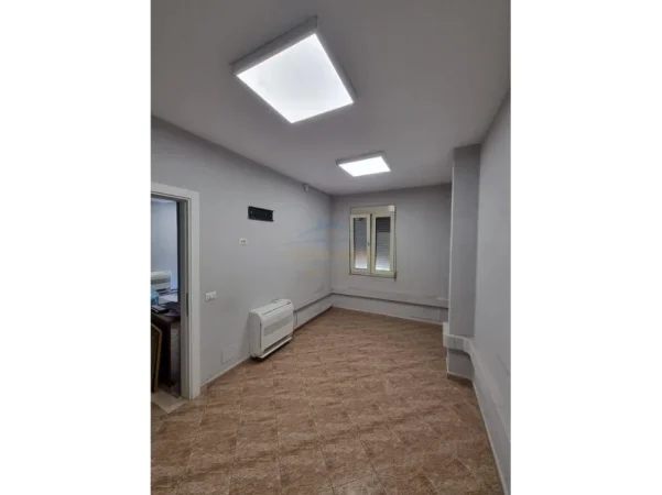 Tirane, jepet me qera ambjent biznesi Kati 1, 60 m² 500 € (Pazari i Ri)