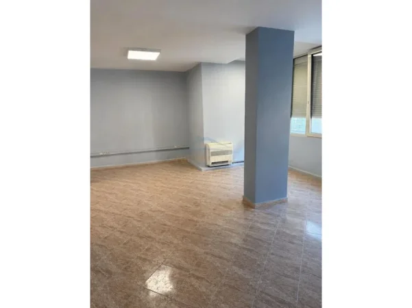 Tirane, jepet me qera ambjent biznesi Kati 1, 60 m² 500 € (Pazari i Ri)