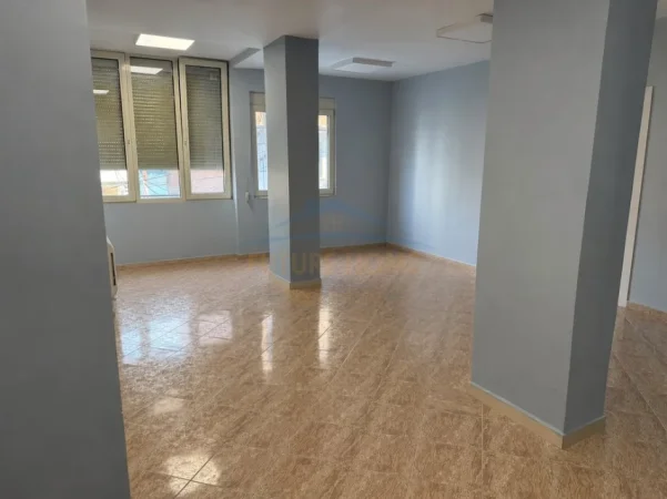 Tirane, jepet me qera ambjent biznesi Kati 1, 60 m² 500 € (Pazari i Ri)