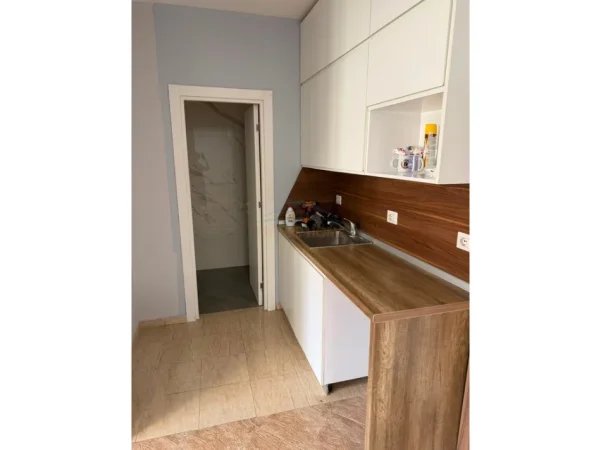 Tirane, jepet me qera ambjent biznesi Kati 1, 60 m² 500 € (Pazari i Ri)