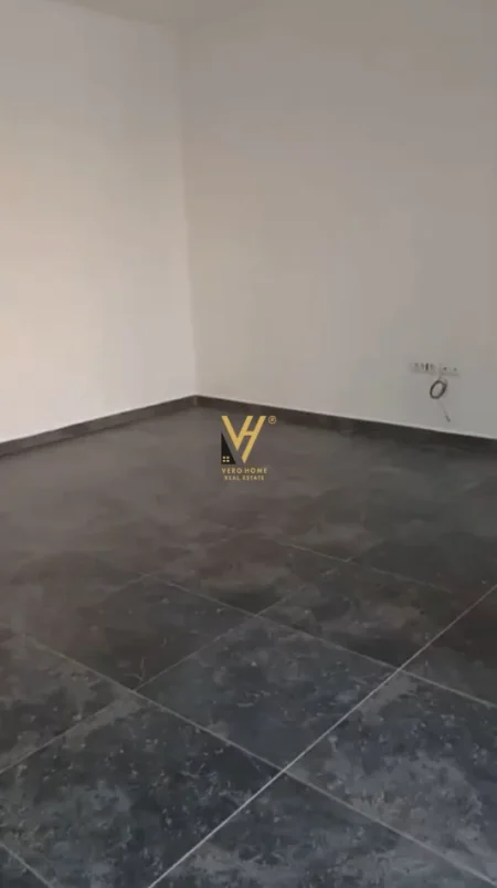 Tirane, jepet me qera zyre Kati 1, 95 m² 1.000 € (ZOGU I ZI)