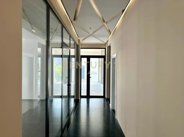 Tirane, jepet me qera ambjent biznesi Kati 1, 110 m² 2.000 € (Rruga e Barrikadave)