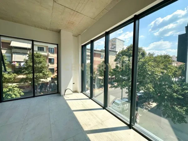 Tirane, jepet me qera ambjent biznesi Kati 1, 110 m² 2.000 € (Rruga e Barrikadave)