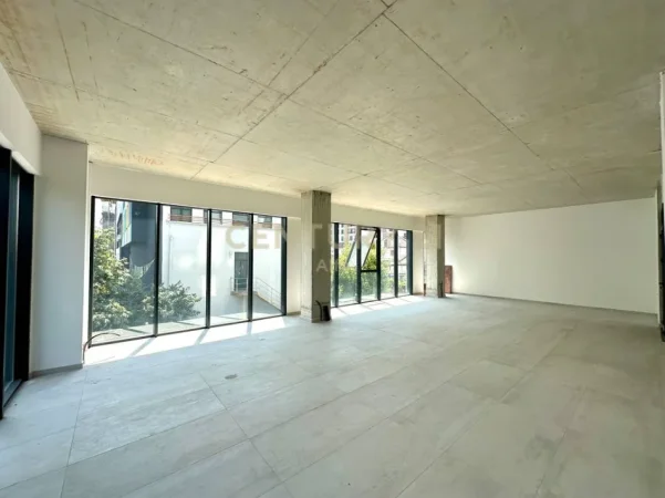 Tirane, jepet me qera ambjent biznesi Kati 1, 110 m² 2.000 € (Rruga e Barrikadave)