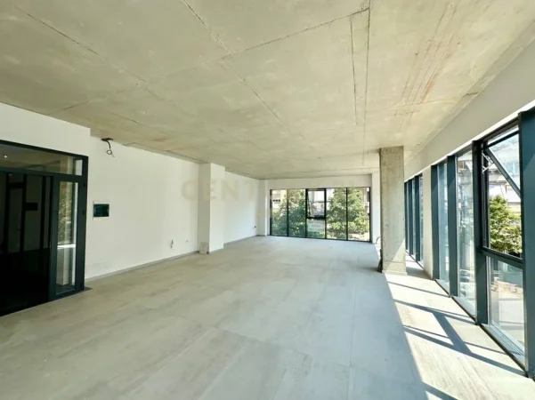 Tirane, jepet me qera ambjent biznesi Kati 1, 110 m² 2.000 € (Rruga e Barrikadave)
