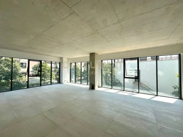 Tirane, jepet me qera ambjent biznesi Kati 1, 110 m² 2.000 € (Rruga e Barrikadave)