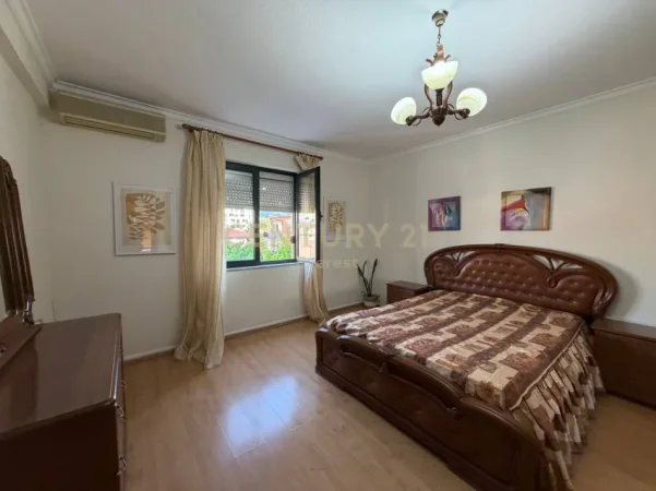 Tirane, jepet me qera apartament duplex Dublex Kati 5, 150 m² 630 € (21 Dhjetori)