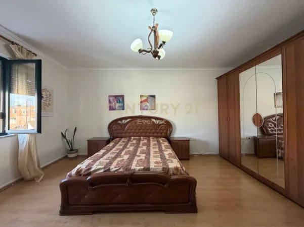 Tirane, jepet me qera apartament duplex Dublex Kati 5, 150 m² 630 € (21 Dhjetori)