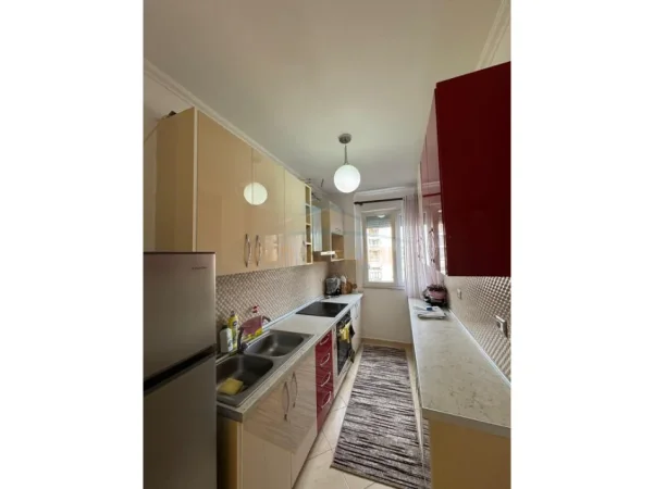 Tirane, jepet me qera apartament 2+1+Ballkon Kati 2, 86 m² 450 € (Fresku)