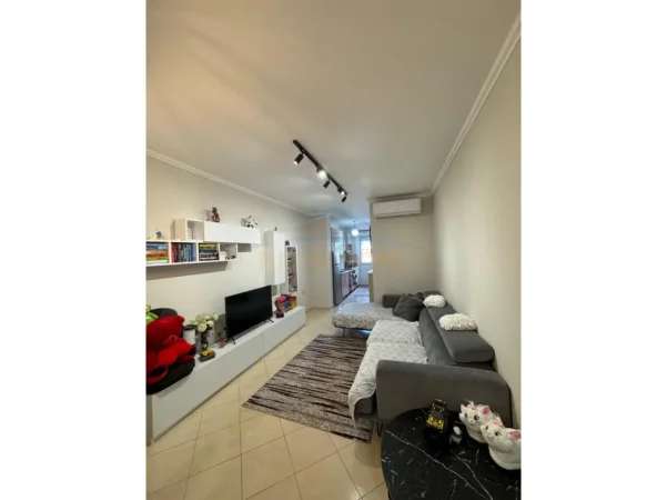 Tirane, jepet me qera apartament 2+1+Ballkon Kati 2, 86 m² 450 € (Fresku)