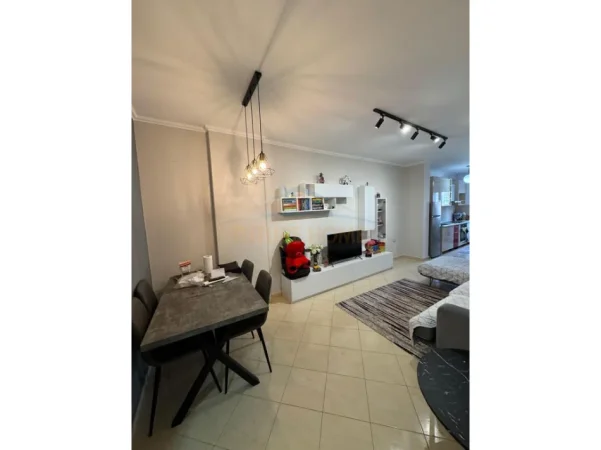 Tirane, jepet me qera apartament 2+1+Ballkon Kati 2, 86 m² 450 € (Fresku)