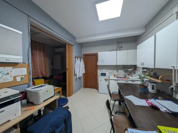 Tirane, jepet me qera ambjent biznesi Kati 0, 176 m² 2.000 € (Pazari i ri)