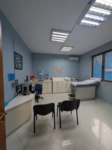 Tirane, jepet me qera ambjent biznesi Kati 0, 176 m² 2.000 € (Pazari i ri)