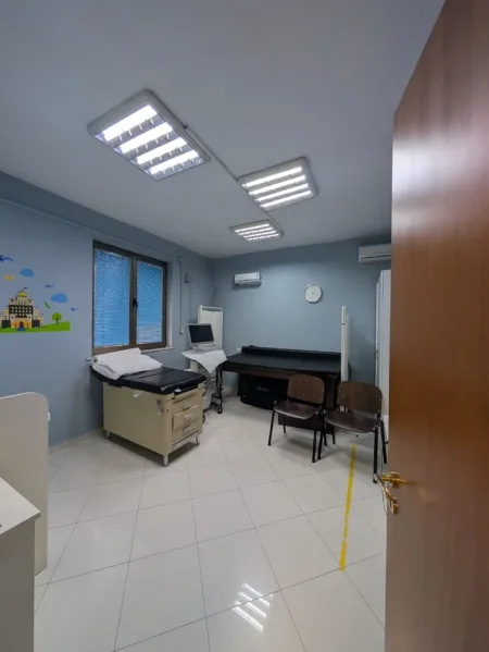 Tirane, jepet me qera ambjent biznesi Kati 0, 176 m² 2.000 € (Pazari i ri)