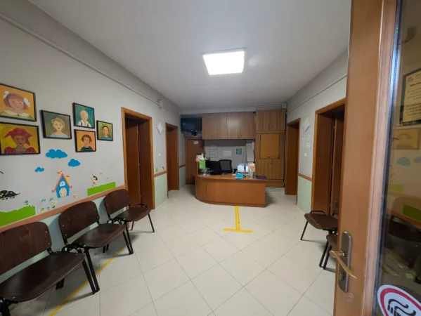 Tirane, jepet me qera ambjent biznesi Kati 0, 176 m² 2.000 € (Pazari i ri)