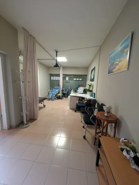Tirane, jepet me qera ambjent biznesi Kati 0, 176 m² 2.000 € (Pazari i ri)