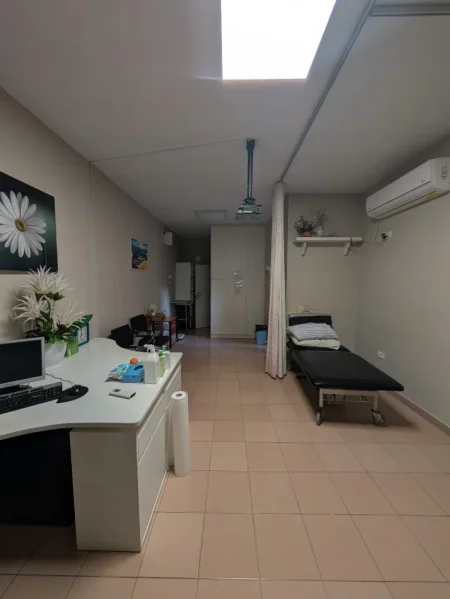 Tirane, jepet me qera ambjent biznesi Kati 0, 176 m² 2.000 € (Pazari i ri)