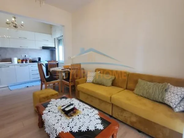 Tirane, jepet me qera apartament 2+1+Ballkon Kati 4, 101 m² 600 € (Rruga e Saraceve)