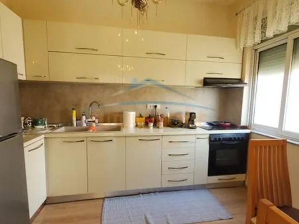 Tirane, jepet me qera apartament 2+1+Ballkon Kati 4, 101 m² 600 € (Rruga e Saraceve)