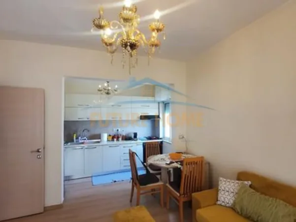 Tirane, jepet me qera apartament 2+1+Ballkon Kati 4, 101 m² 600 € (Rruga e Saraceve)